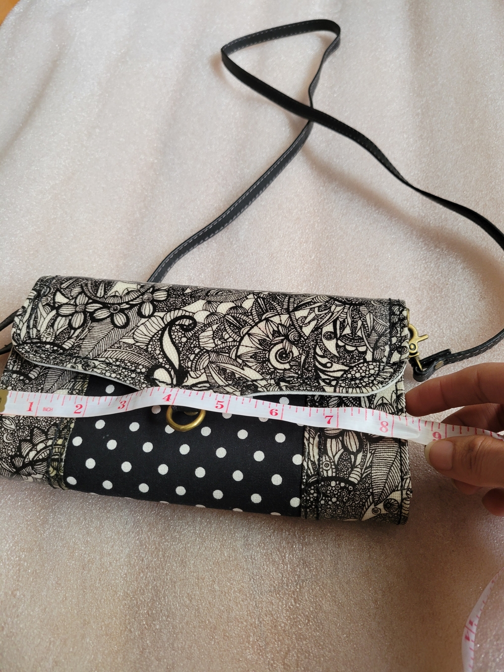 Sakroots Women’s Printed Black/Off White Adjustable Strap Crossbody Wallet/Purse - Picture 13 of 14